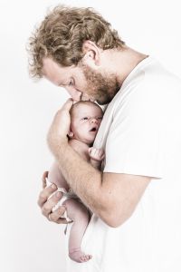 newbornshooting koenigswinter, vater und sohn