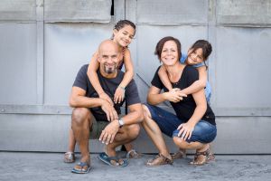 Familienbild vor Industriekulisse