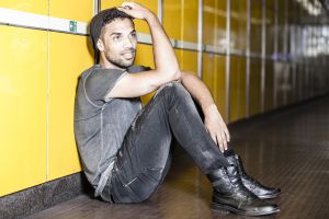 Maennerportrait im u-bahn-tunnel bonn