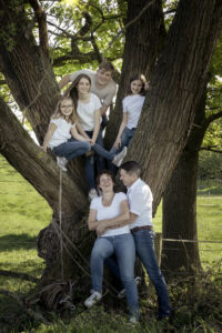 Familienportrait am Baum