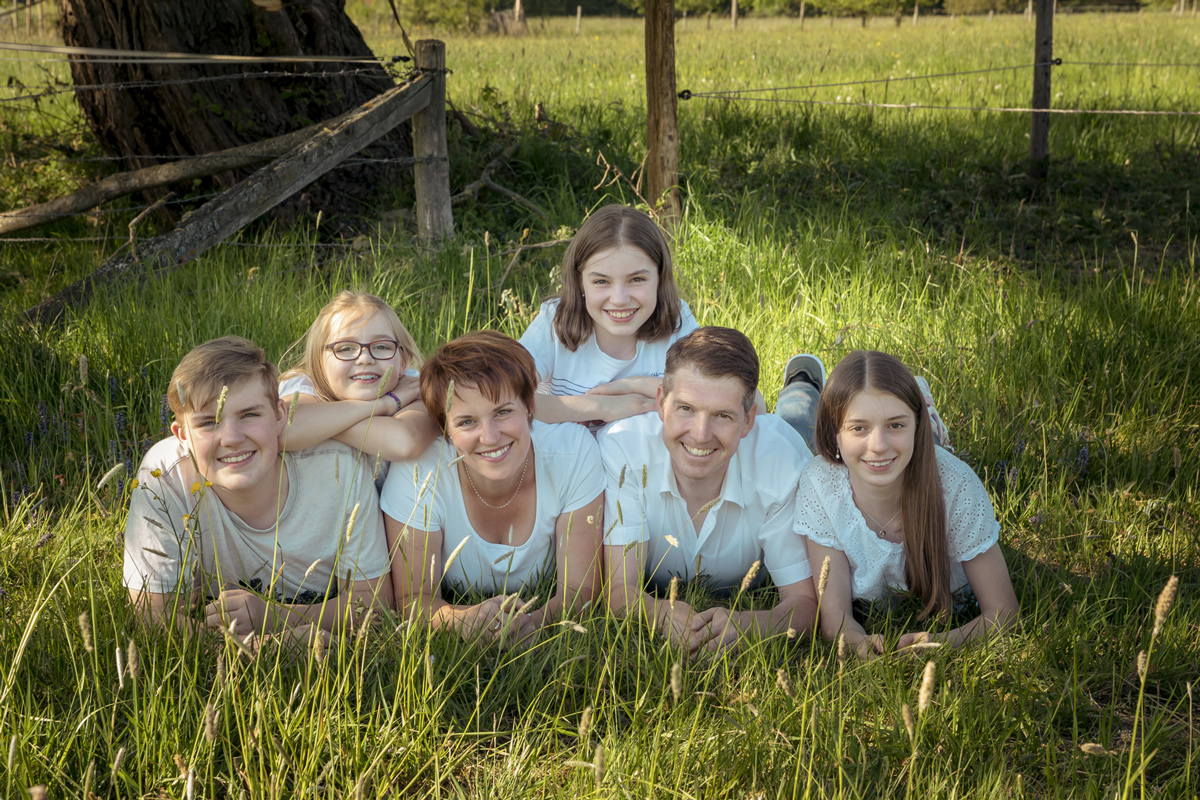 Familienbild auf einer Sommerwiese