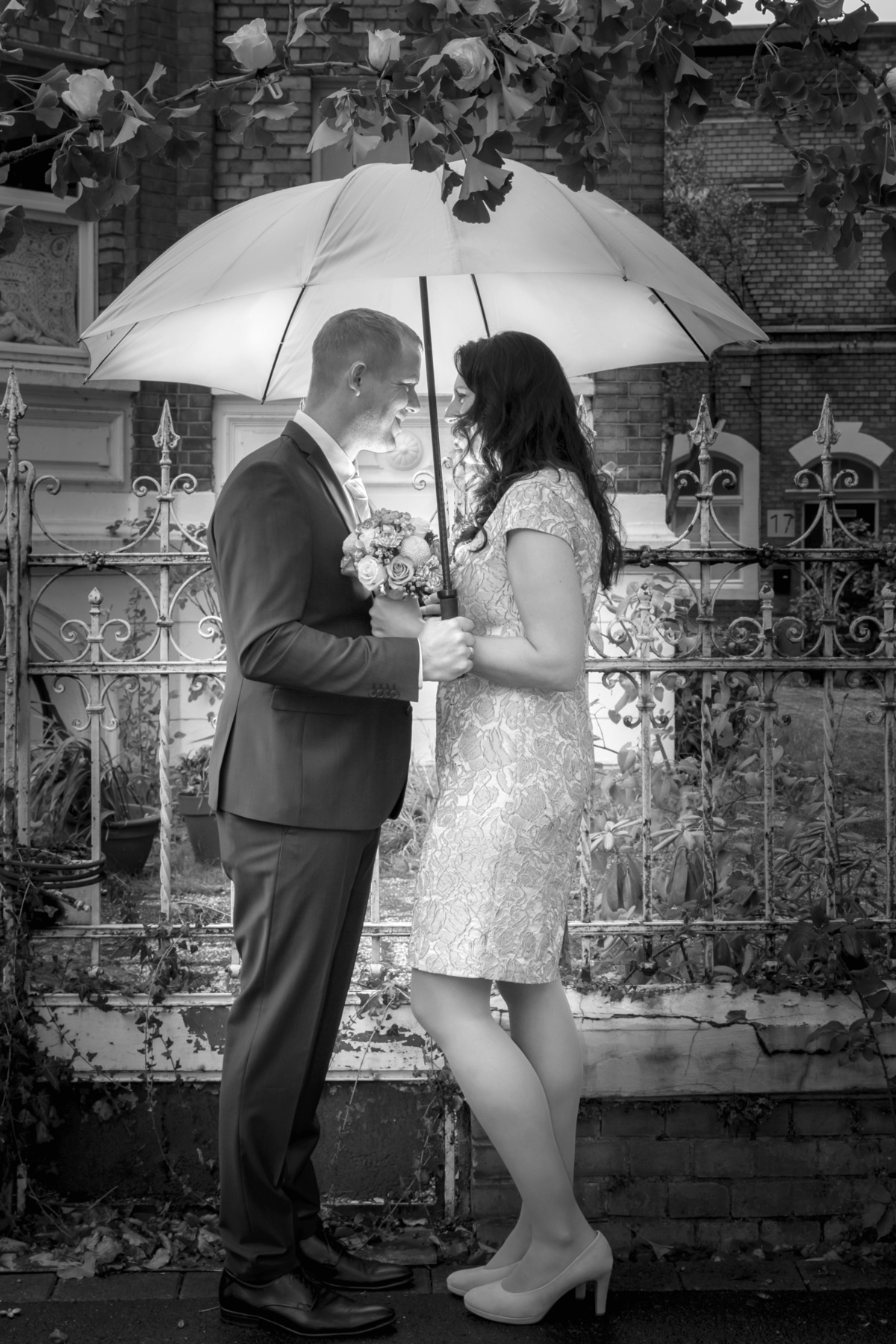 Hochzeitsbild im Regen
